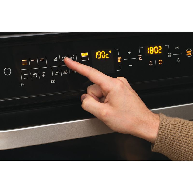Hotpoint-Double-Cooker-HUI612-K-Black-A-Vitroceramic-Lifestyle-people