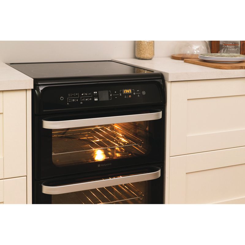 Hotpoint-Double-Cooker-HUI612-K-Black-A-Vitroceramic-Lifestyle-perspective