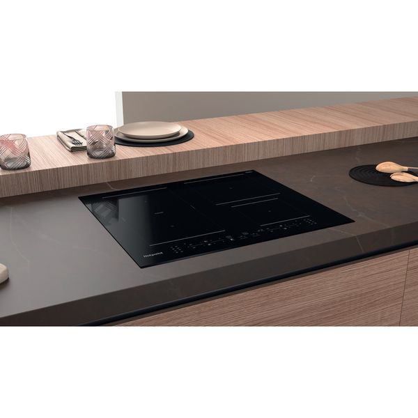 Hotpoint-HOB-TB-7960C-BF-Black-Induction-vitroceramic-Lifestyle-perspective