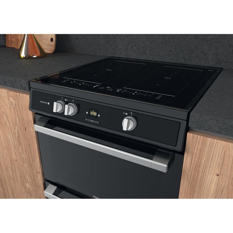 Hotpoint Double Cooker HDT67I9HM2C/UK Black A Lifestyle perspective