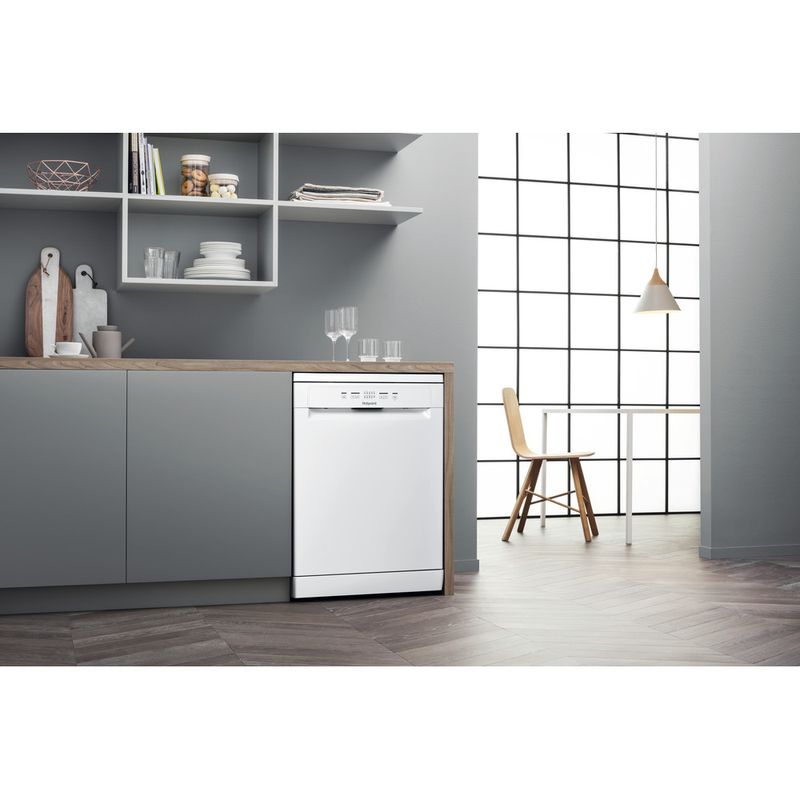 Hotpoint Dishwasher Freestanding HFE 2B+26 C N UK Freestanding E Lifestyle perspective