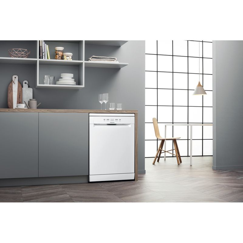 Hotpoint-Dishwasher-Freestanding-HFE-2B-26-C-N-UK-Freestanding-E-Lifestyle-perspective