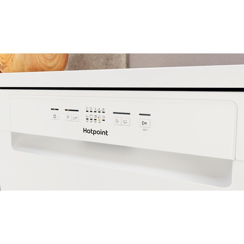Hotpoint Dishwasher Freestanding HFE 2B+26 C N UK Freestanding E Lifestyle control panel