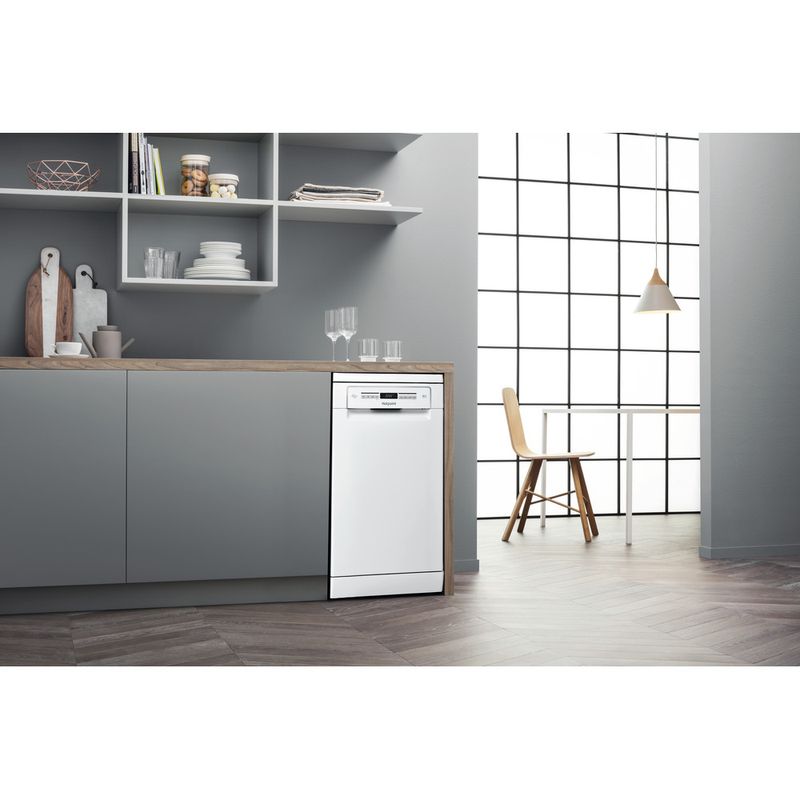 Hotpoint Dishwasher Freestanding HSFO 3T223 W UK N Freestanding E Lifestyle perspective