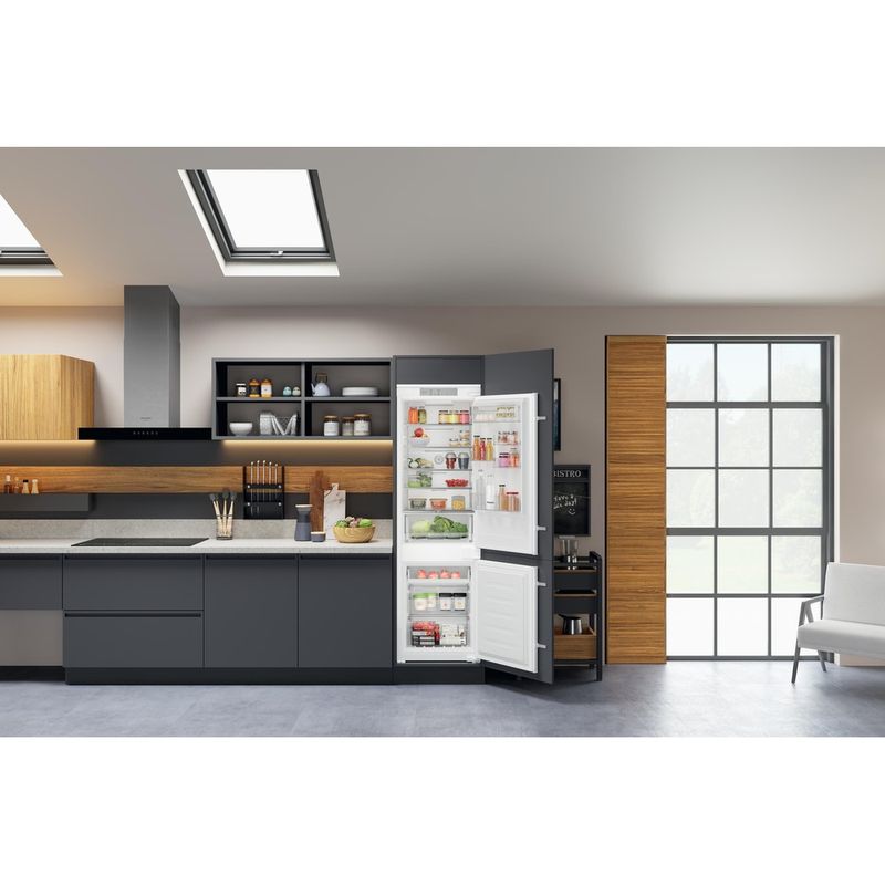Hotpoint Fridge Freezer Built-in HTC18 T532 UK White 2 doors Lifestyle frontal open