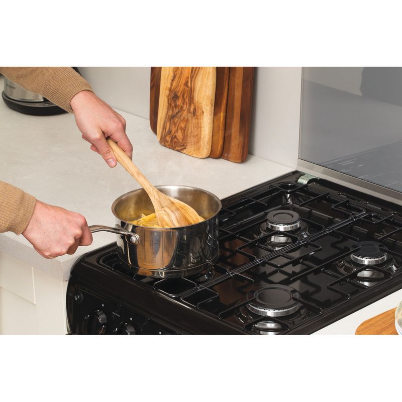 Hotpoint-Double-Cooker-HAGL51K-Black-A--Enamelled-Sheetmetal-Lifestyle-people