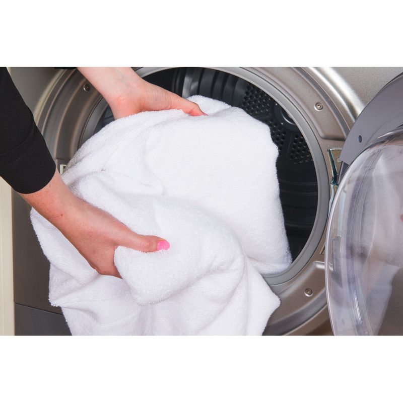 Hotpoint-Dryer-TCFS-83B-GG--UK--Graphite-Lifestyle-people