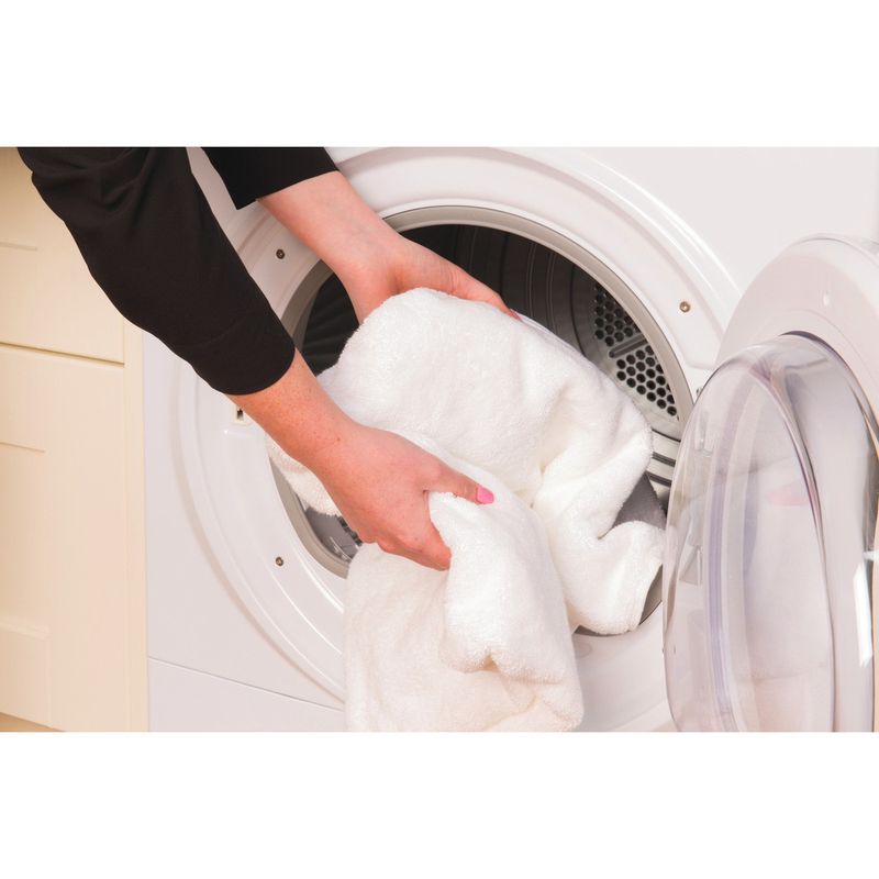 Hotpoint-Dryer-FTCL-871-GP--UK--White-Lifestyle-people
