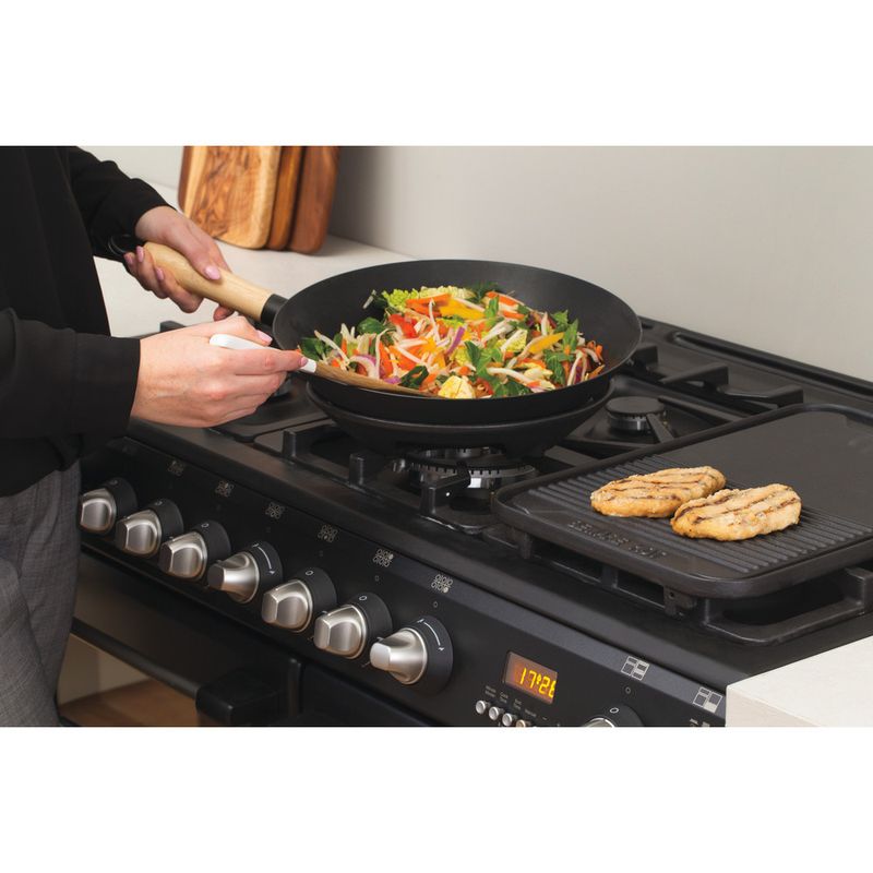 Hotpoint-Double-Cooker-CH10456GF-S-Antracite-B-Enamelled-Sheetmetal-Lifestyle-people