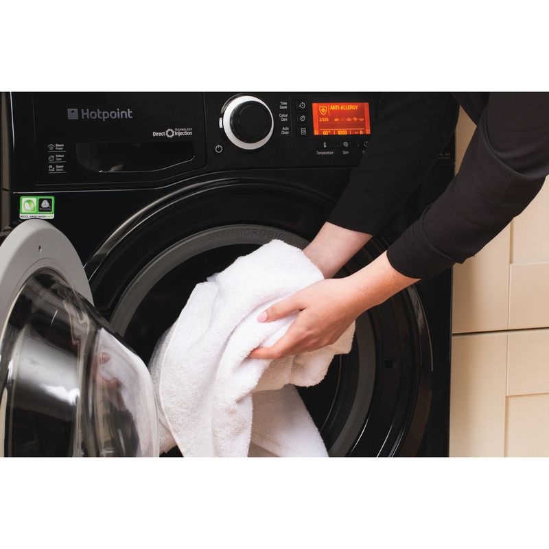 Hotpoint-Washing-machine-Freestanding-RPD-9477-DKD-UK-Black-Front-loader-A----Lifestyle-people