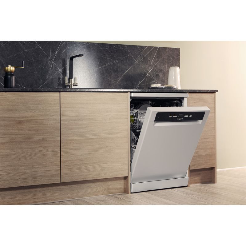 Hotpoint-Dishwasher-Freestanding-HDFC-2B-26-SV-UK-Freestanding-A-Lifestyle-perspective-open