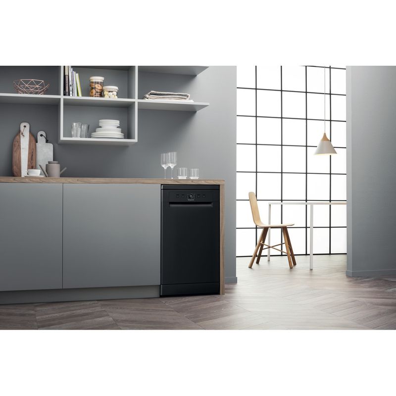 Hotpoint-Dishwasher-Freestanding-HSFE-1B19-B-UK-Freestanding-F-Lifestyle-perspective