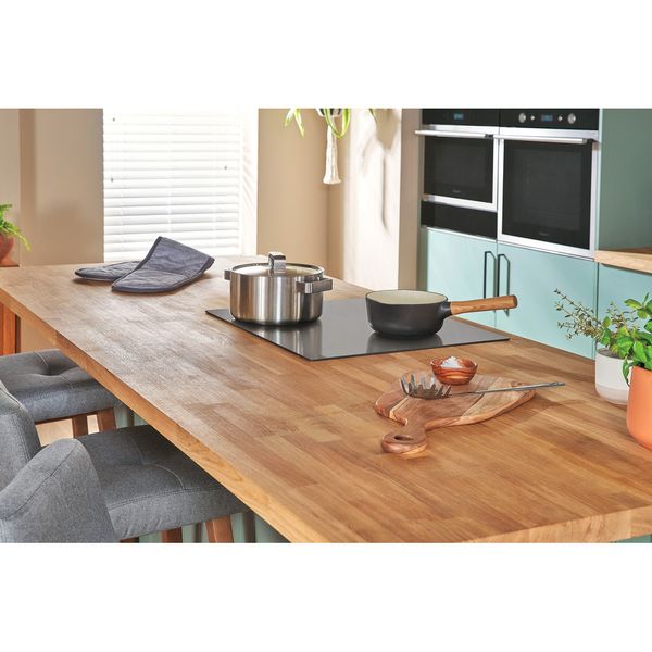 Hotpoint-HOB-TB-7960C-BF-Black-Induction-vitroceramic-Lifestyle-detail