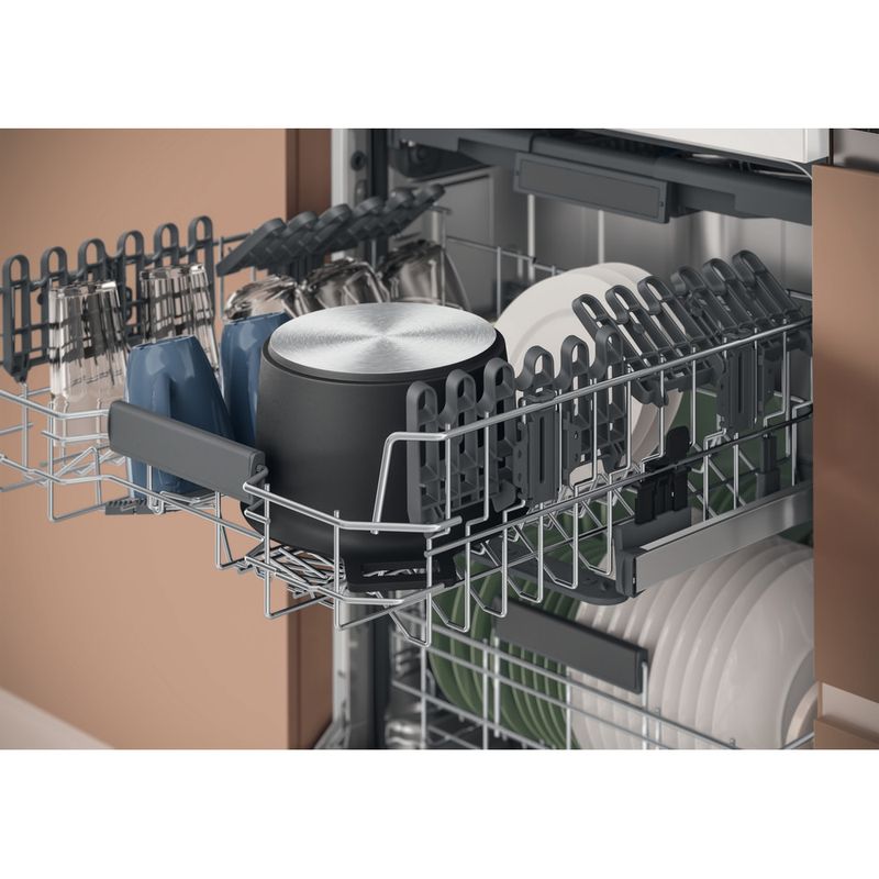 Hotpoint Dishwasher Freestanding H7F HP33 UK Freestanding D Lifestyle detail