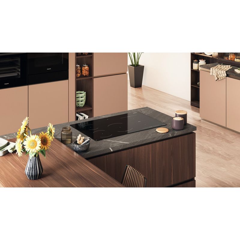 Hotpoint-HOB-HTX8017DCF2-Black-Induction-vitroceramic-Lifestyle-perspective