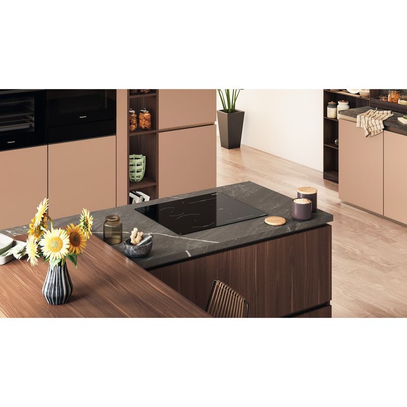 Hotpoint-HOB-HTX6014DCF-Black-Induction-vitroceramic-Lifestyle-perspective