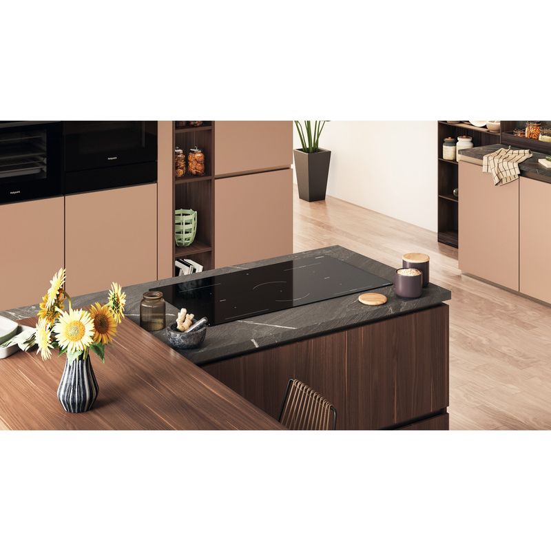 Hotpoint HOB HEX9024DCFF2 Black Induction vitroceramic Lifestyle perspective